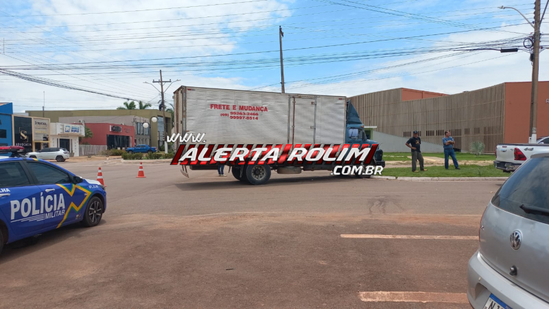 Acidente entre caminhão-baú e caminhonete é registrado no centro de Rolim de Moura Acidente entre caminhão-baú e caminhonete é registrado no centro de Rolim de Moura