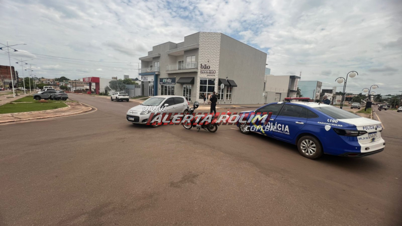 Acidente entre carro e moto é registrado no centro de Rolim de Moura Acidente entre carro e moto é registrado no centro de Rolim de Moura