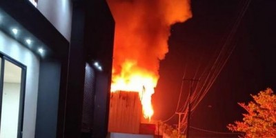 ASSISTA VÍDEOS: incêndio consome instalações de empresa, em Vilhena; após de mais de 10 horas de combate, Bombeiros continuam no local  ASSISTA VÍDEOS: incêndio consome instalações de empresa, em Vilhena; após de mais de 10 horas de combate, Bombeiros continuam no local