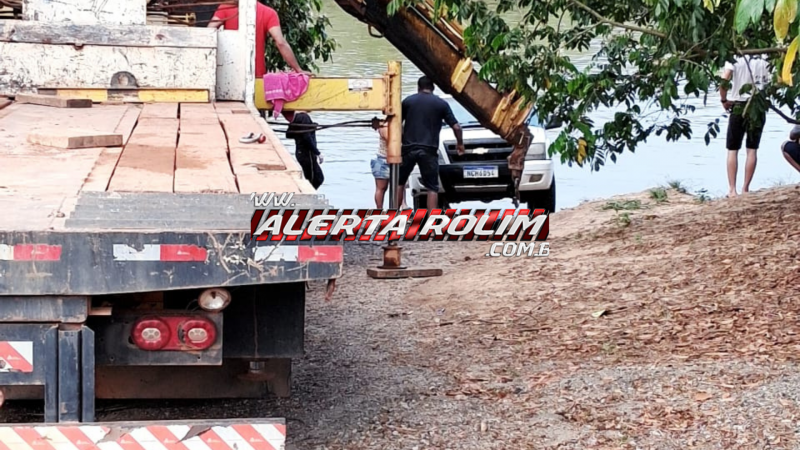 Caminhonete caiu dentro do Rio Machado durante tentativa de rebocar barco Caminhonete caiu dentro do Rio Machado durante tentativa de rebocar barco