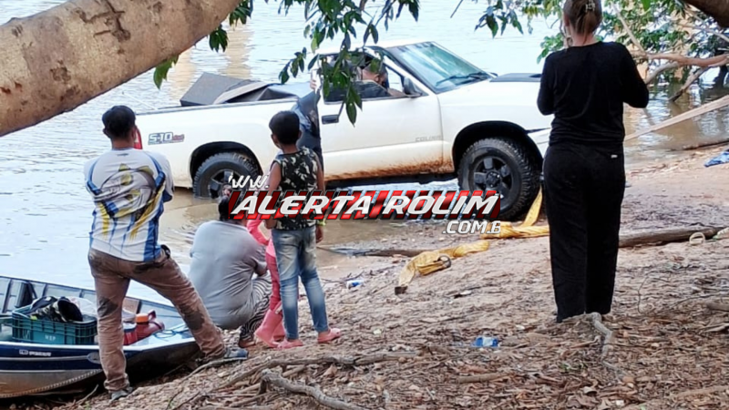Caminhonete caiu dentro do Rio Machado durante tentativa de rebocar barco Caminhonete caiu dentro do Rio Machado durante tentativa de rebocar barco