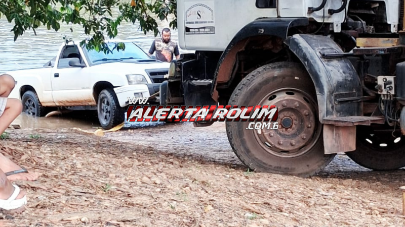 Caminhonete caiu dentro do Rio Machado durante tentativa de rebocar barco Caminhonete caiu dentro do Rio Machado durante tentativa de rebocar barco