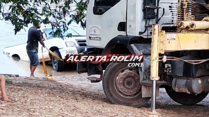 Caminhonete caiu dentro do Rio Machado durante tentativa de rebocar barco Caminhonete caiu dentro do Rio Machado durante tentativa de rebocar barco