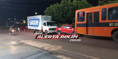 Colisão entre três veículos é registrada na Avenida 25 de Agosto em Rolim de Moura Colisão entre três veículos é registrada na Avenida 25 de Agosto em Rolim de Moura