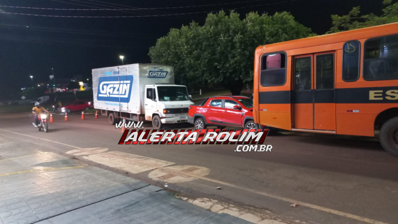 Colisão entre três veículos é registrada na Avenida 25 de Agosto em Rolim de Moura Colisão entre três veículos é registrada na Avenida 25 de Agosto em Rolim de Moura