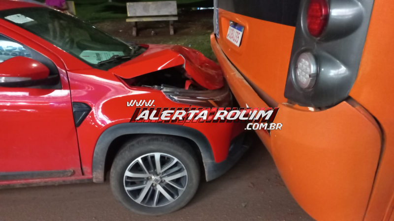 Colisão entre três veículos é registrada na Avenida 25 de Agosto em Rolim de Moura Colisão entre três veículos é registrada na Avenida 25 de Agosto em Rolim de Moura