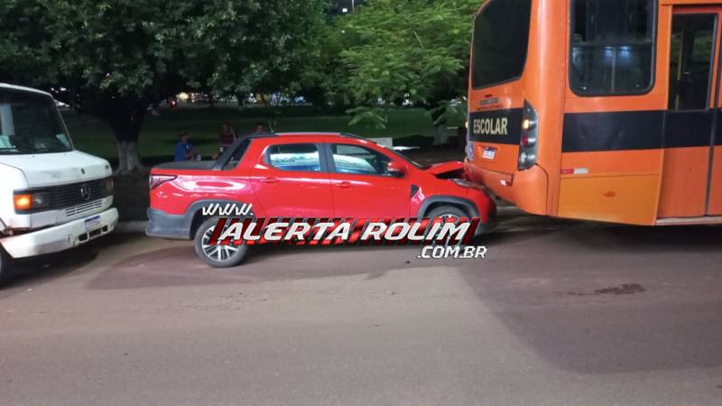 Colisão entre três veículos é registrada na Avenida 25 de Agosto em Rolim de Moura Colisão entre três veículos é registrada na Avenida 25 de Agosto em Rolim de Moura