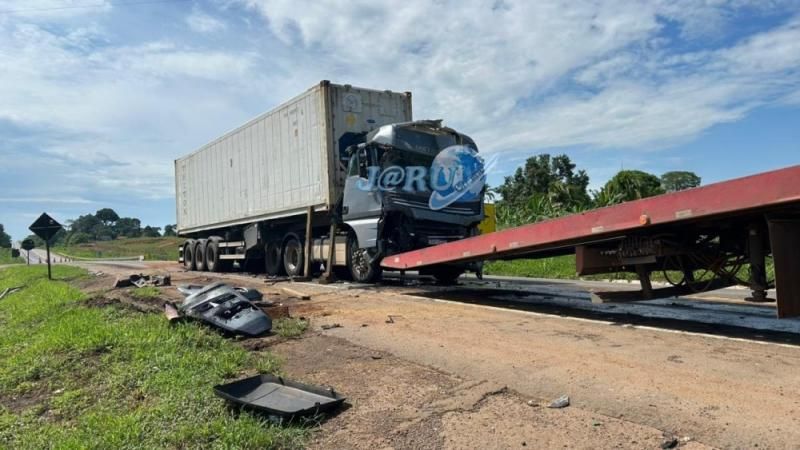 Durante a madrugada, caminhão colidiu violentamente na traseira de ônibus da Eucatur próximo à Curva da Morte, em RO Durante a madrugada, caminhão colidiu violentamente na traseira de ônibus da Eucatur próximo à Curva da Morte, em RO