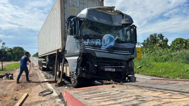 Durante a madrugada, caminhão colidiu violentamente na traseira de ônibus da Eucatur próximo à Curva da Morte, em RO Durante a madrugada, caminhão colidiu violentamente na traseira de ônibus da Eucatur próximo à Curva da Morte, em RO