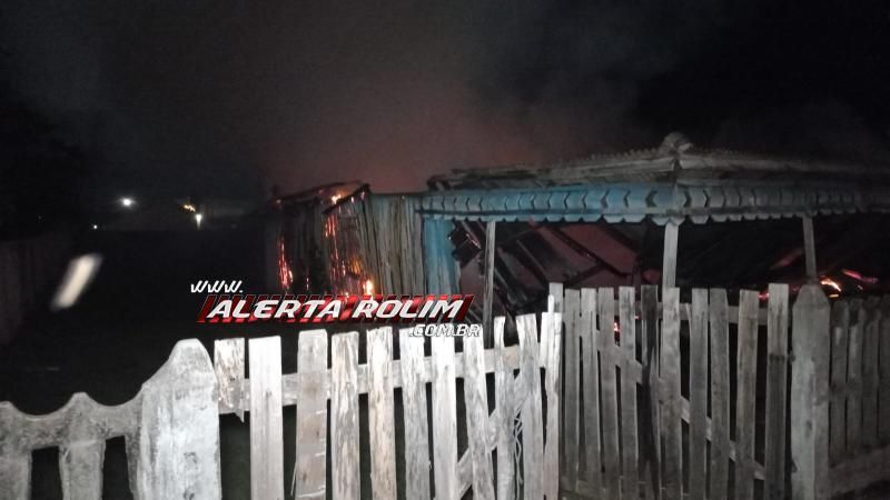 Incêndio atingiu residência no bairro Olímpico em Rolim de Moura - Veja o vídeo Incêndio atingiu residência no bairro Olímpico em Rolim de Moura - Veja o vídeo