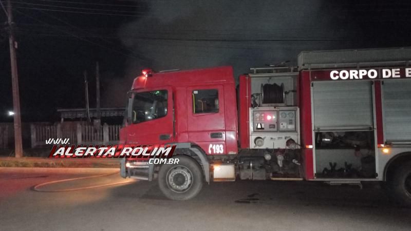 Incêndio atingiu residência no bairro Olímpico em Rolim de Moura - Veja o vídeo Incêndio atingiu residência no bairro Olímpico em Rolim de Moura - Veja o vídeo