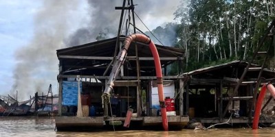 Operação da PF destrói 49 embarcações usadas no garimpo ilegal no rio Madeira Operação da PF destrói 49 embarcações usadas no garimpo ilegal no rio Madeira