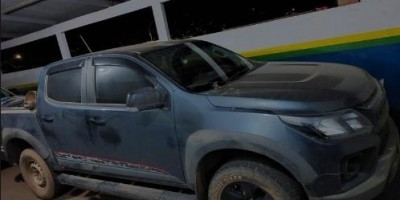 Polícia Militar recupera, na zona rural de Corumbiara, uma das quatro caminhonetes que haviam sido furtadas em Porto Velho Polícia Militar recupera, na zona rural de Corumbiara, uma das quatro caminhonetes que haviam sido furtadas em Porto Velho