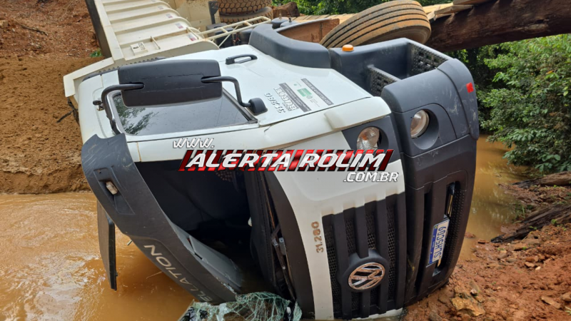 Ponte cede e caminhão caiu em rio na zona rural de Nova Brasilândia Ponte cede e caminhão caiu em rio na zona rural de Nova Brasilândia