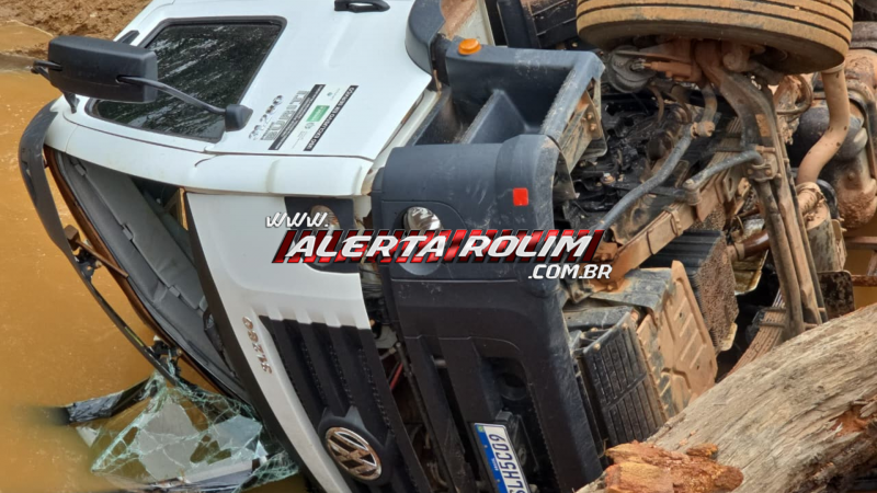 Ponte cede e caminhão caiu em rio na zona rural de Nova Brasilândia Ponte cede e caminhão caiu em rio na zona rural de Nova Brasilândia