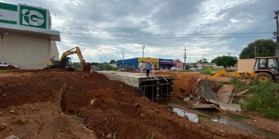 Prefeitura retoma obra na região central com pavimentação e drenagem na rua Rio Branco Prefeitura retoma obra na região central com pavimentação e drenagem na rua Rio Branco