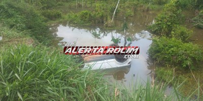 Veículo é encontrado dentro de rio na zona rural de Rolim de Moura Veículo é encontrado dentro de rio na zona rural de Rolim de Moura