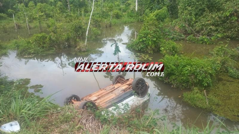 Veículo é encontrado dentro de rio na zona rural de Rolim de Moura Veículo é encontrado dentro de rio na zona rural de Rolim de Moura