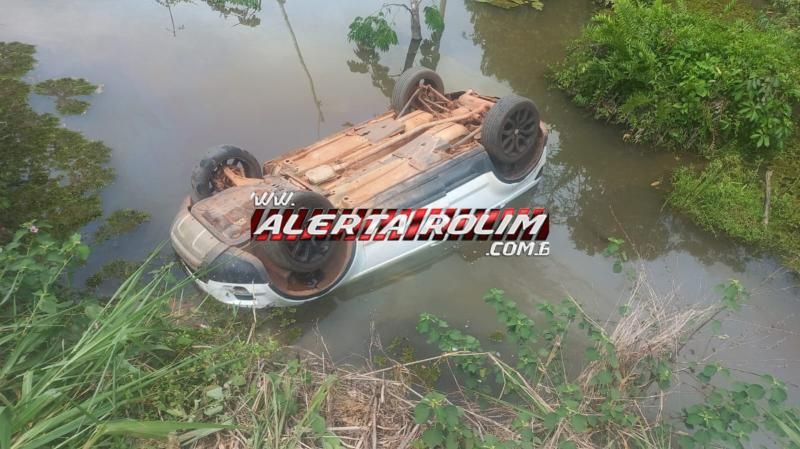 Veículo é encontrado dentro de rio na zona rural de Rolim de Moura Veículo é encontrado dentro de rio na zona rural de Rolim de Moura