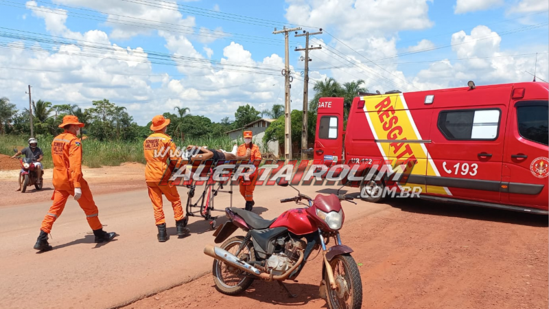 Acidente de trânsito envolvendo duas motos deixa um dos condutores com fratura exposta em uma das pernas, em Rolim de Moura Acidente de trânsito envolvendo duas motos deixa um dos condutores com fratura exposta em uma das pernas, em Rolim de Moura