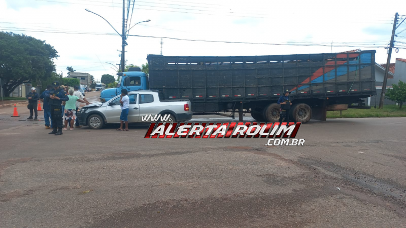 Acidente entre caminhão e carro é registrado no bairro Boa Esperança, em Rolim de Moura Acidente entre caminhão e carro é registrado no bairro Boa Esperança, em Rolim de Moura