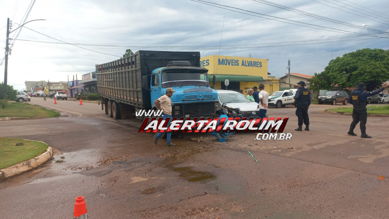 Acidente entre caminhão e carro é registrado no bairro Boa Esperança, em Rolim de Moura Acidente entre caminhão e carro é registrado no bairro Boa Esperança, em Rolim de Moura