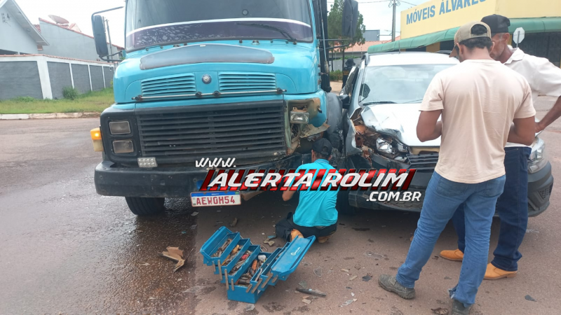 Acidente entre caminhão e carro é registrado no bairro Boa Esperança, em Rolim de Moura Acidente entre caminhão e carro é registrado no bairro Boa Esperança, em Rolim de Moura