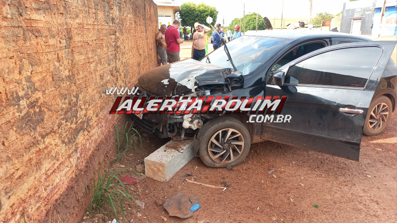 Acidente entre carro e motocicleta deixou motociclista gravemente ferido em Rolim de Moura Acidente entre carro e motocicleta deixou motociclista gravemente ferido em Rolim de Moura