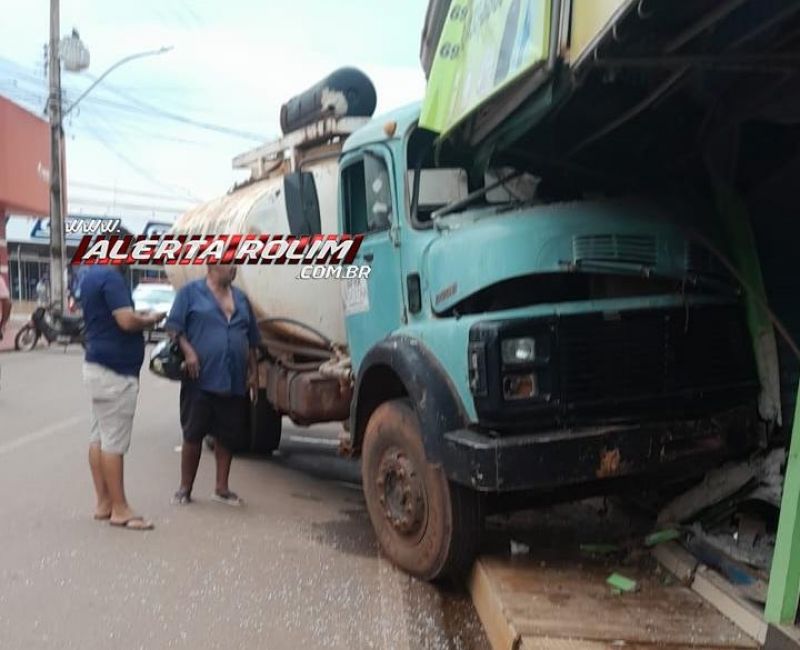 Caminhão-pipa colidiu contra ponto de camelô nesta manhã, em Rolim de Moura Caminhão-pipa colidiu contra ponto de camelô nesta manhã, em Rolim de Moura