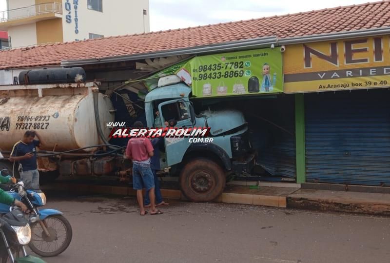Caminhão-pipa colidiu contra ponto de camelô nesta manhã, em Rolim de Moura Caminhão-pipa colidiu contra ponto de camelô nesta manhã, em Rolim de Moura
