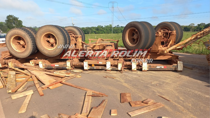 Carreta tomba na RO-010, em Rolim de Moura Carreta tomba na RO-010, em Rolim de Moura