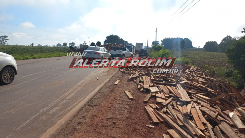 Carreta tomba na RO-010, em Rolim de Moura Carreta tomba na RO-010, em Rolim de Moura