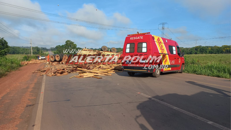 Carreta tomba na RO-010, em Rolim de Moura Carreta tomba na RO-010, em Rolim de Moura