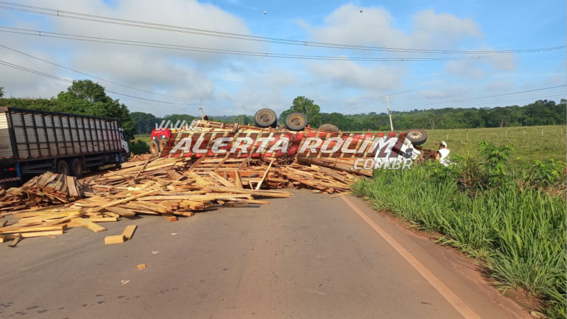 Carreta tomba na RO-010, em Rolim de Moura Carreta tomba na RO-010, em Rolim de Moura
