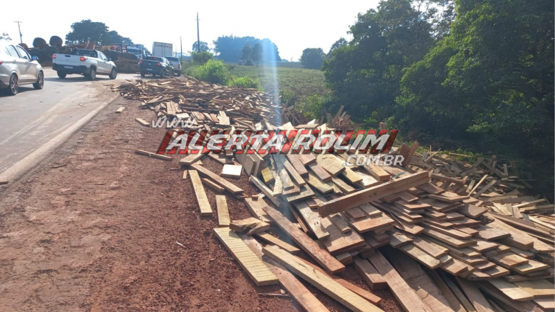 Carreta tomba na RO-010, em Rolim de Moura Carreta tomba na RO-010, em Rolim de Moura