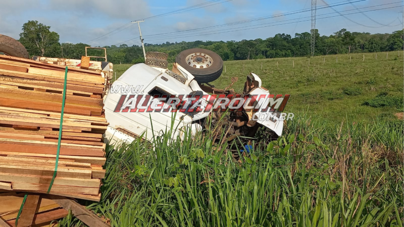 Carreta tomba na RO-010, em Rolim de Moura Carreta tomba na RO-010, em Rolim de Moura