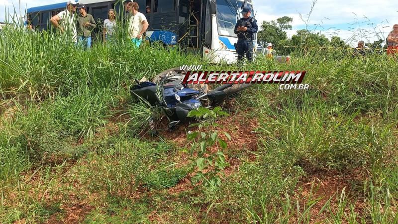 Casal fica ferido após colisão entre carro e moto na Avenida 25 de Agosto, em Rolim de Moura Casal fica ferido após colisão entre carro e moto na Avenida 25 de Agosto, em Rolim de Moura