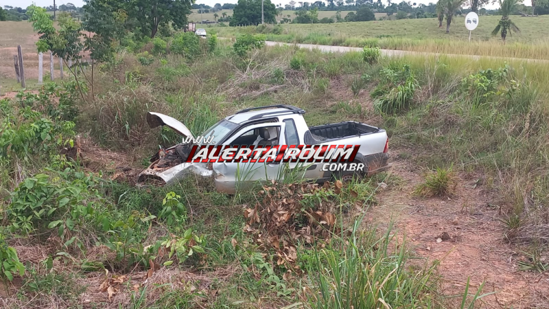 Condutor perdeu o controle de picape e colidiu em barranco na RO-383, entre Santa Luzia e Rolim de Moura Condutor perdeu o controle de picape e colidiu em barranco na RO-383, entre Santa Luzia e Rolim de Moura