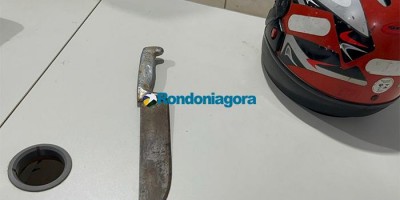 Jovem é preso após ameaçar mãe com enxada e tentar invadir casa em Porto Velho Jovem é preso após ameaçar mãe com enxada e tentar invadir casa em Porto Velho