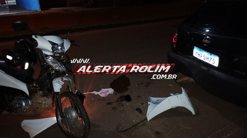 Motociclista fica ferida após colidir na traseira de veículo estacionado em Rolim de Moura Motociclista fica ferida após colidir na traseira de veículo estacionado em Rolim de Moura