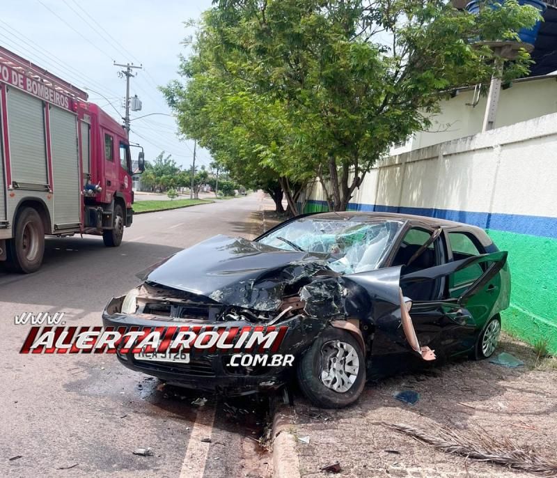 Motorista perdeu o controle da direção e colidiu violentamente contra o muro de Escola nesta manhã, em Rolim de Moura Motorista perdeu o controle da direção e colidiu violentamente contra o muro de Escola nesta manhã, em Rolim de Moura