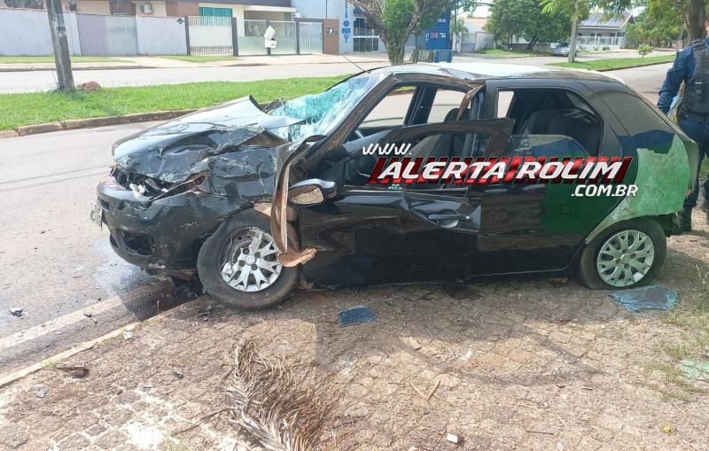 Motorista perdeu o controle da direção e colidiu violentamente contra o muro de Escola nesta manhã, em Rolim de Moura Motorista perdeu o controle da direção e colidiu violentamente contra o muro de Escola nesta manhã, em Rolim de Moura