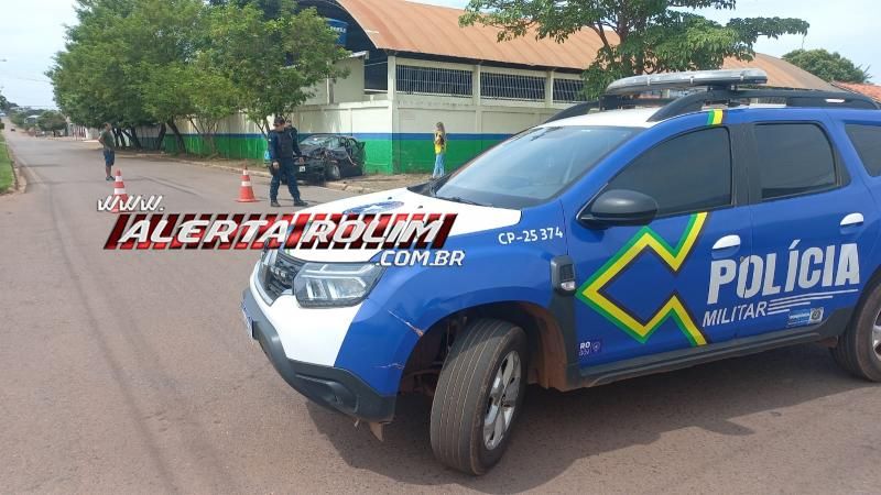 Motorista perdeu o controle da direção e colidiu violentamente contra o muro de Escola nesta manhã, em Rolim de Moura Motorista perdeu o controle da direção e colidiu violentamente contra o muro de Escola nesta manhã, em Rolim de Moura