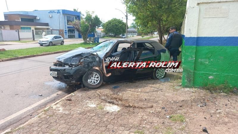 Motorista perdeu o controle da direção e colidiu violentamente contra o muro de Escola nesta manhã, em Rolim de Moura Motorista perdeu o controle da direção e colidiu violentamente contra o muro de Escola nesta manhã, em Rolim de Moura