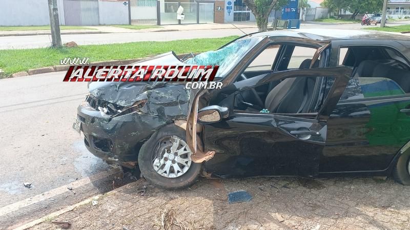 Motorista perdeu o controle da direção e colidiu violentamente contra o muro de Escola nesta manhã, em Rolim de Moura Motorista perdeu o controle da direção e colidiu violentamente contra o muro de Escola nesta manhã, em Rolim de Moura