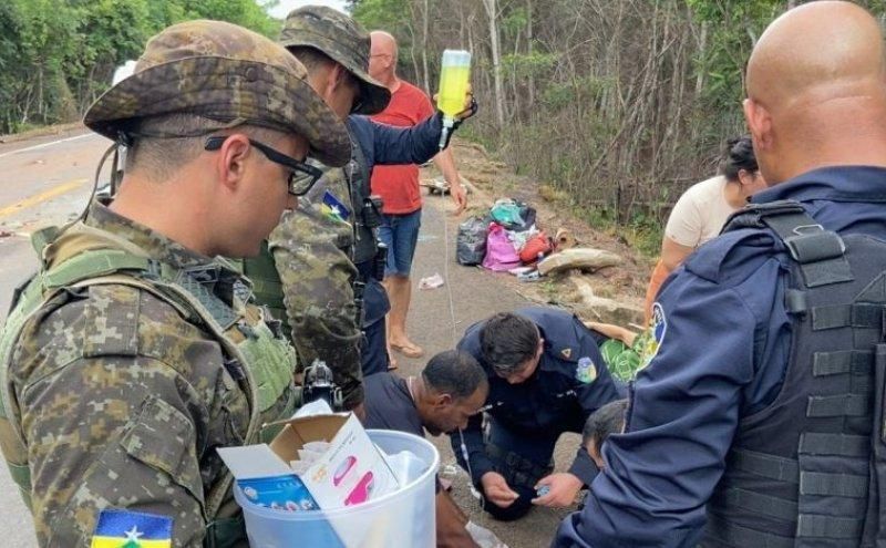 PM age com rapidez, controla incêndio e salva família presa às ferragens em grave acidente na BR-364 PM age com rapidez, controla incêndio e salva família presa às ferragens em grave acidente na BR-364