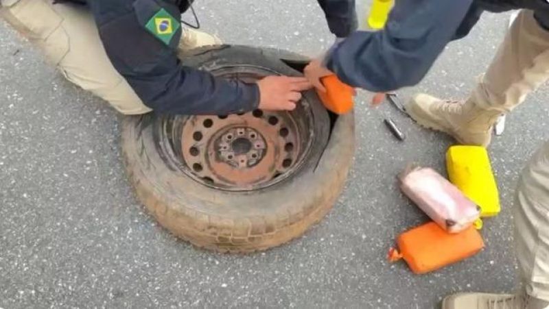 URGENTE - Três moradores de Rolim de Moura foram presos no ES com 17 kg de cocaína escondidos em carros URGENTE - Três moradores de Rolim de Moura foram presos no ES com 17 kg de cocaína escondidos em carros
