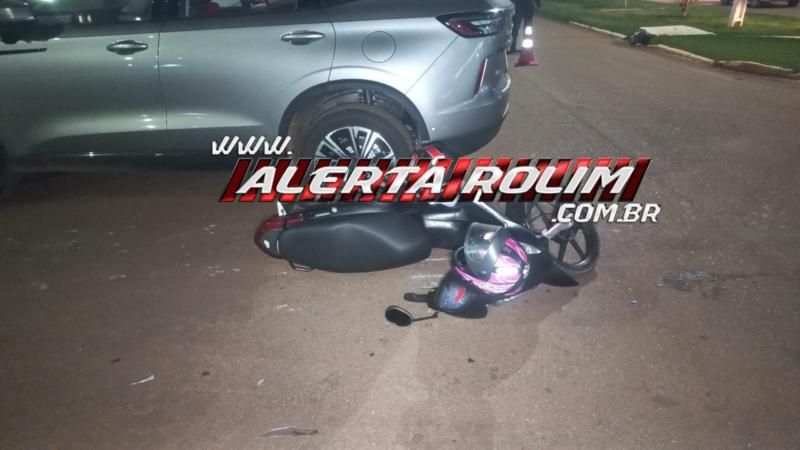 Colisão entre carro e motoneta deixa mãe e filha feridas no centro de Rolim de Moura Colisão entre carro e motoneta deixa mãe e filha feridas no centro de Rolim de Moura
