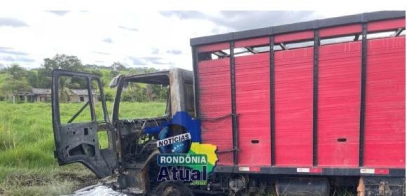 Identificado motorista de caminhão boiadeiro que morre carbonizado após ser eletrocutado na Linha Santa Rita, em Ji-Paraná Identificado motorista de caminhão boiadeiro que morre carbonizado após ser eletrocutado na Linha Santa Rita, em Ji-Paraná