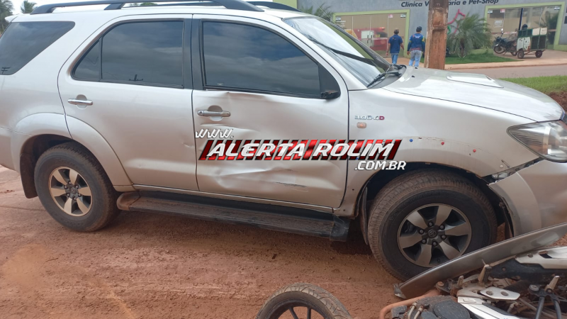 Acidente entre moto e camioneta deixa homem ferido em Rolim de Moura Acidente entre moto e camioneta deixa homem ferido em Rolim de Moura